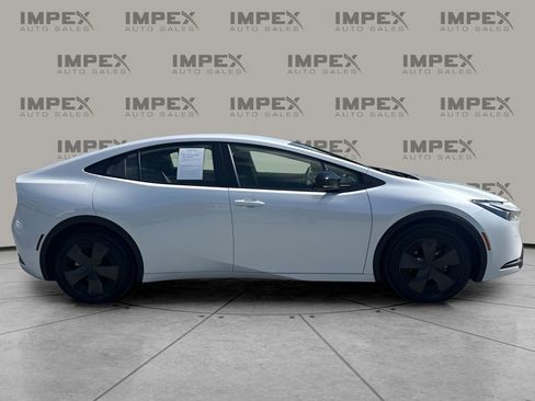 Used 2025 Toyota Prius XLE image 6