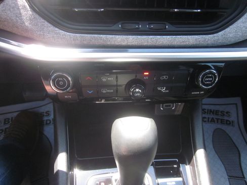 Used 2024 Jeep Compass Latitude AWD/4WD image 16