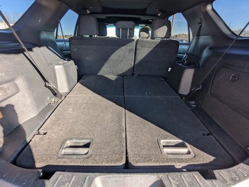 Used 2018 Ford Explorer XLT w/ Equipment Group 201A image 9