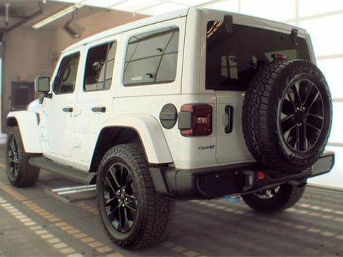 Used 2023 Jeep Wrangler Unlimited Sahara w/ Cold Weather Group AWD/4WD image 6