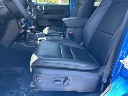 Used 2025 Jeep Wrangler Unlimited Rubicon AWD/4WD image 11