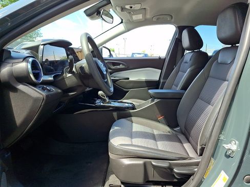 Used 2025 Chevrolet Trax LT FWD image 17
