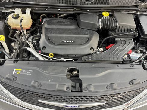 Used 2018 Chrysler Pacifica Limited FWD image 29