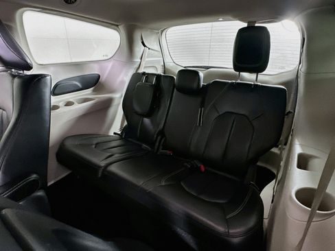 Used 2023 Chrysler Pacifica Touring-L FWD image 27
