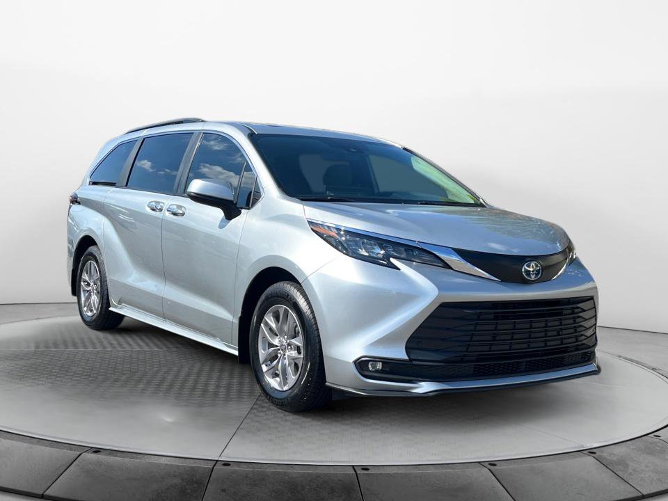 Used 2025 Toyota Sienna XLE FWD image 1