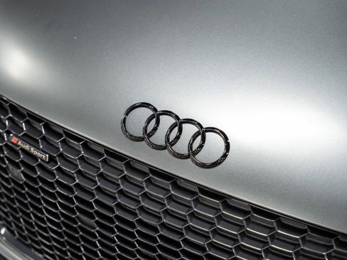 Used 2018 Audi R8 V10 w/ Premium Package image 10