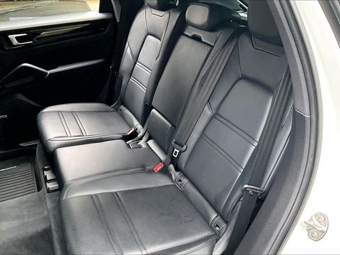 Used 2022 Porsche Cayenne Platinum Edition image 20