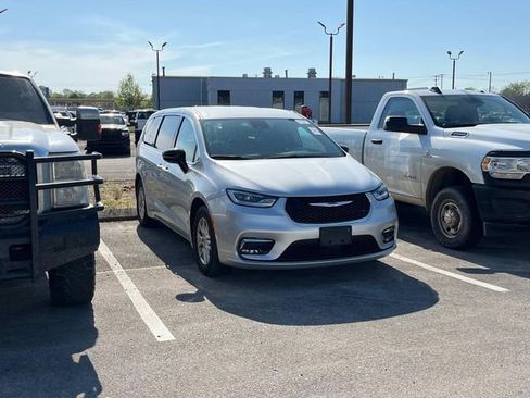 Used 2024 Chrysler Pacifica Touring-L image 1