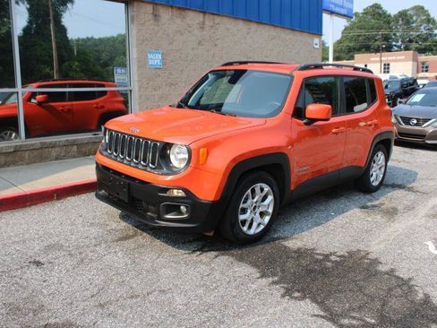 Used 2018 Jeep Renegade Latitude FWD image 3
