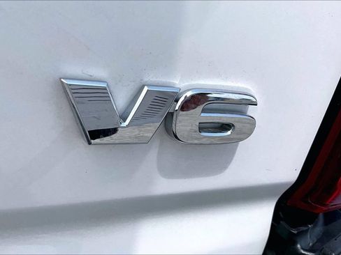 Used 2018 Toyota Tacoma SR5 AWD/4WD image 8