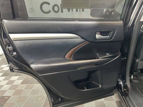 Used 2017 Toyota Highlander XLE image 18