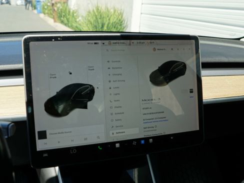 Used 2018 Tesla Model 3 Long Range RWD image 39