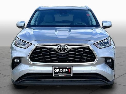 Used 2023 Toyota Highlander Limited FWD image 4