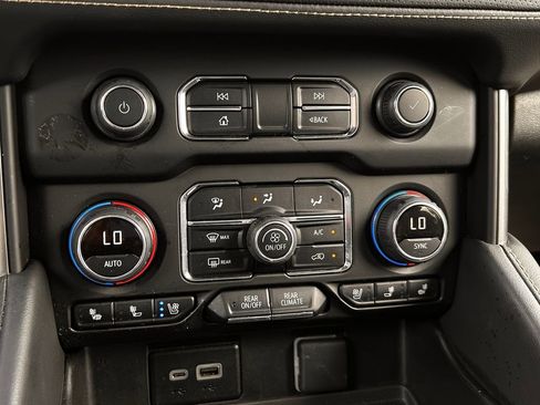 Used 2024 Chevrolet Suburban Premier RWD image 20