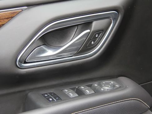 Used 2023 Chevrolet Suburban Premier AWD/4WD image 18