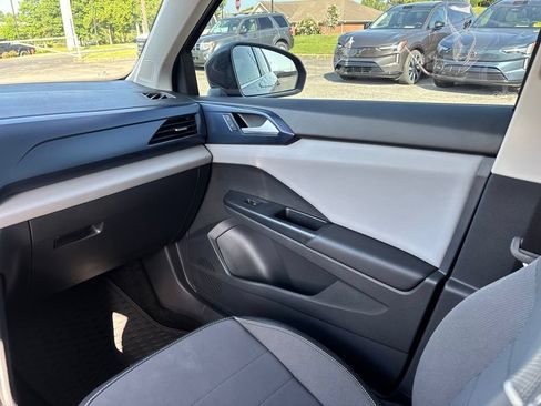 Used 2023 Volkswagen Taos SE w/ Panoramic Sunroof Package FWD image 26