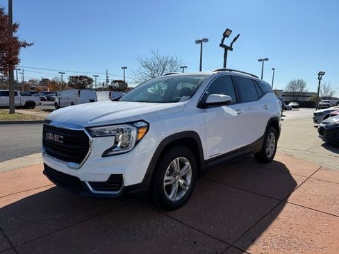 Used 2023 GMC Terrain SLE w/ Driver Convenience Package image 3
