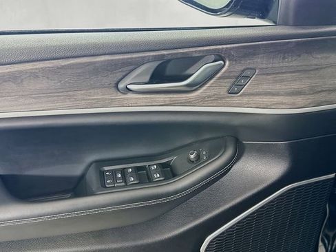 Used 2023 Jeep Grand Cherokee Limited w/ Luxury Tech Group II image 19