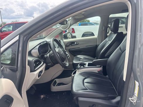 Used 2023 Chrysler Pacifica Touring-L FWD image 9