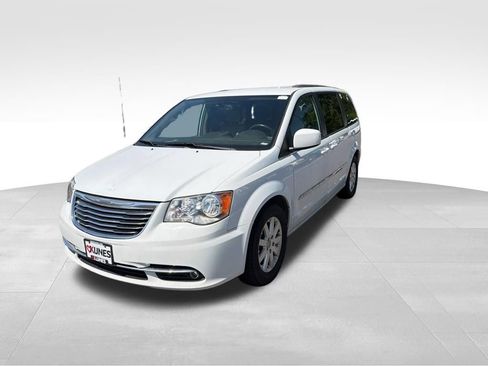 Used 2016 Chrysler Town & Country Touring FWD image 4