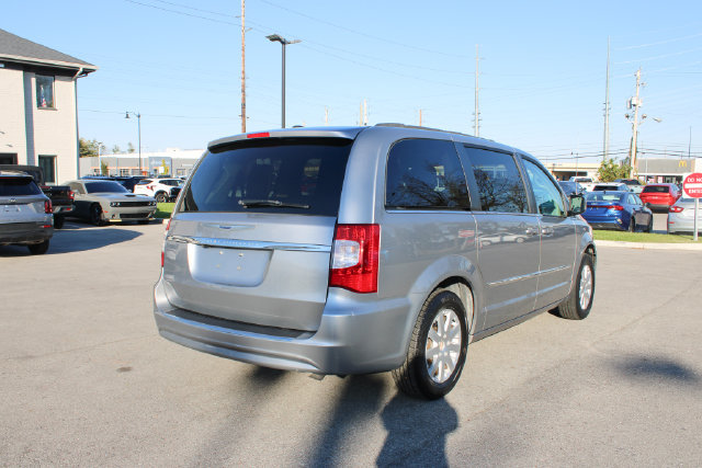 Used 2016 Chrysler Town & Country Touring FWD image 37