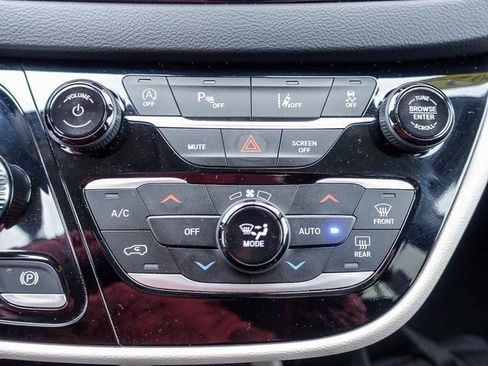 Used 2023 Chrysler Pacifica Touring-L image 28