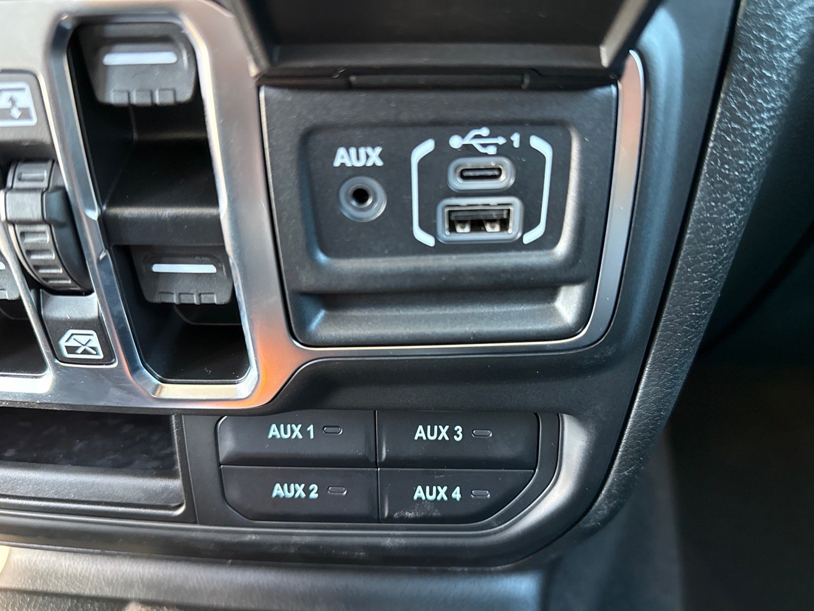 Used 2025 Jeep Gladiator Sport AWD/4WD image 13