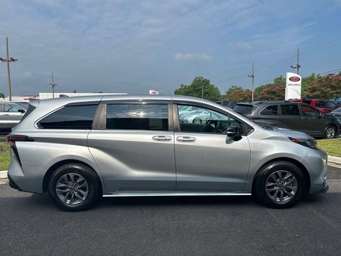 Used 2024 Toyota Sienna LE FWD image 2
