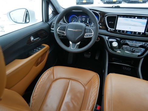 Used 2022 Chrysler Pacifica Pinnacle image 9