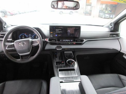 Used 2025 Toyota Sienna XSE w/ XSE Plus Package image 15