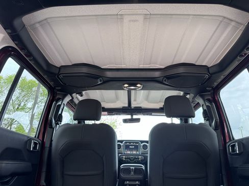 Used 2021 Jeep Wrangler Unlimited Sahara w/ Uconnect 4C Nav & Sound Group image 11
