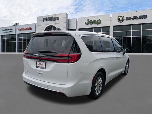 New 2026 Chrysler Pacifica Select FWD image 3