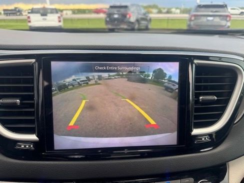 Used 2023 Chrysler Pacifica Touring-L FWD image 19