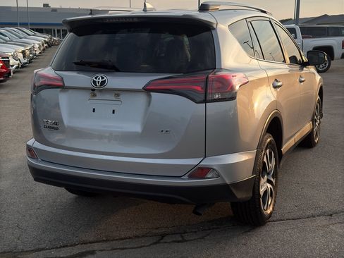 Used 2018 Toyota RAV4 LE FWD image 5
