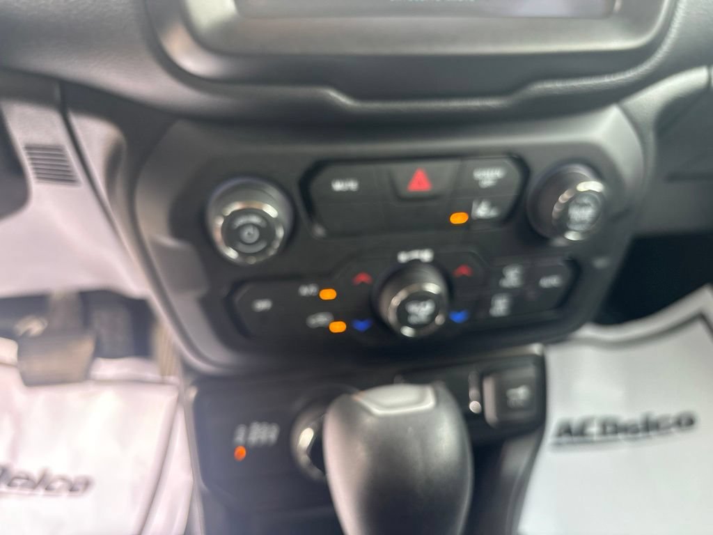 Used 2023 Jeep Renegade Latitude AWD/4WD image 27