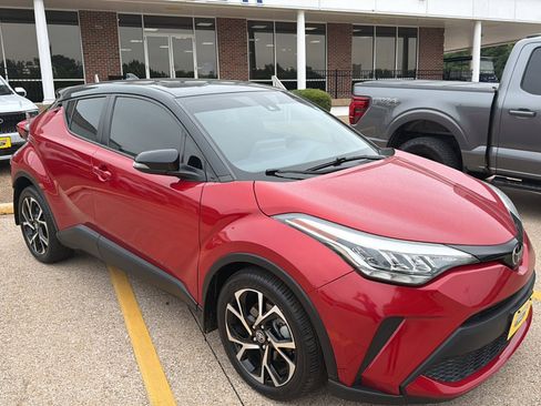 Used 2020 Toyota C-HR XLE FWD image 2