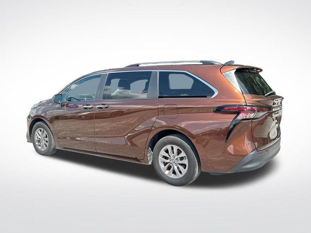 Used 2023 Toyota Sienna XLE FWD image 3