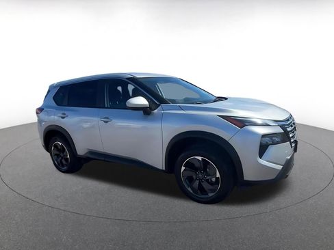 Used 2024 Nissan Rogue SV image 2