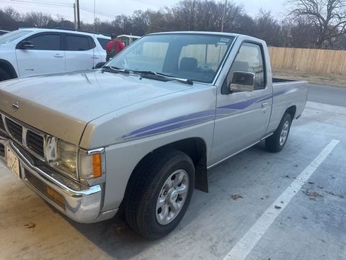 Used 1996 Nissan Pickup XE image 2