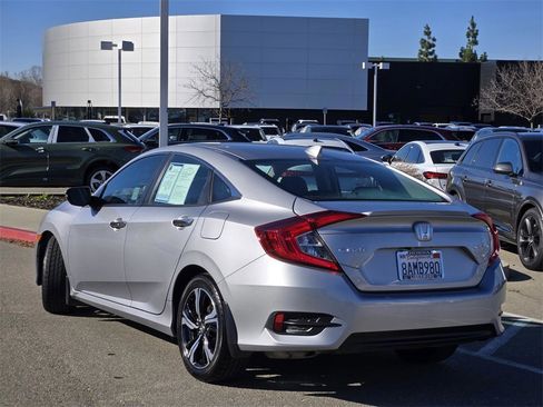 Used 2017 Honda Civic Touring image 4