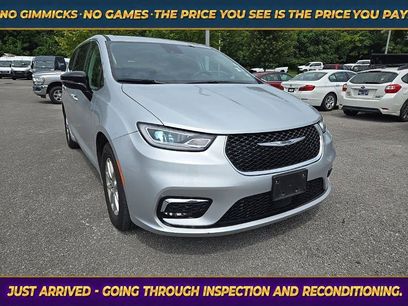 Used 2024 Chrysler Pacifica Touring-L