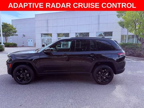 Used 2023 Jeep Grand Cherokee Altitude RWD image 4