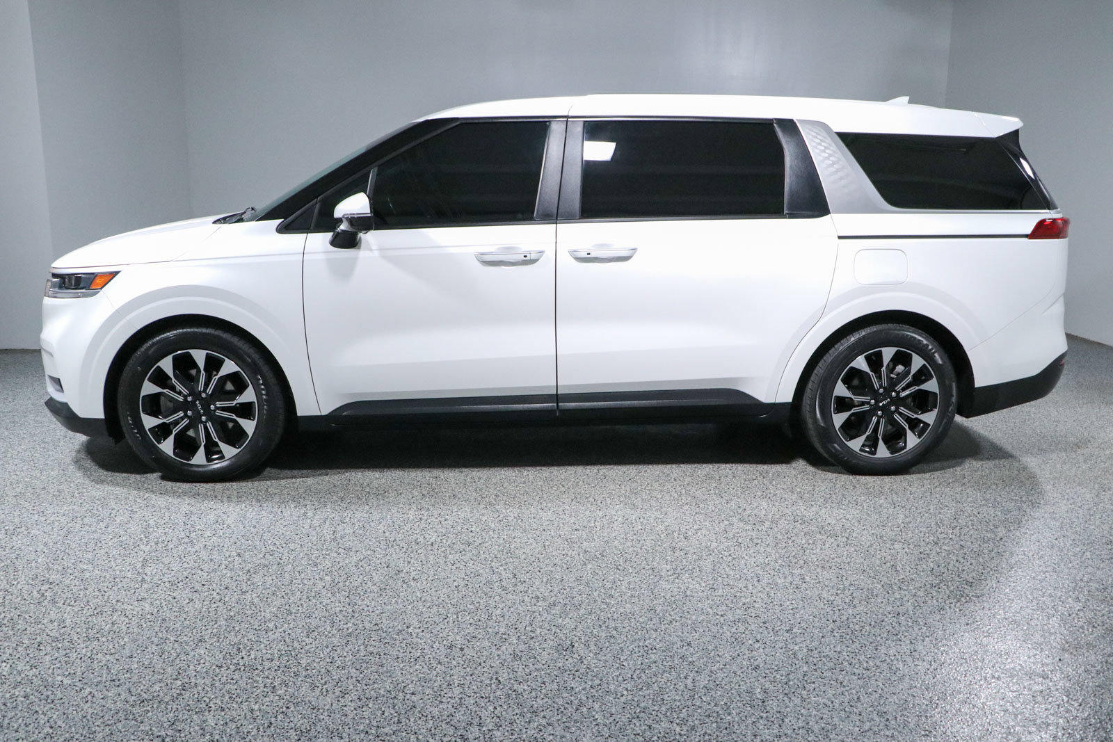 Used 2022 Kia Carnival EX FWD image 10