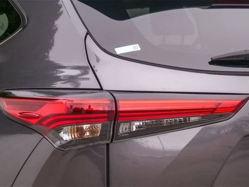 Used 2021 Toyota Highlander XLE image 10