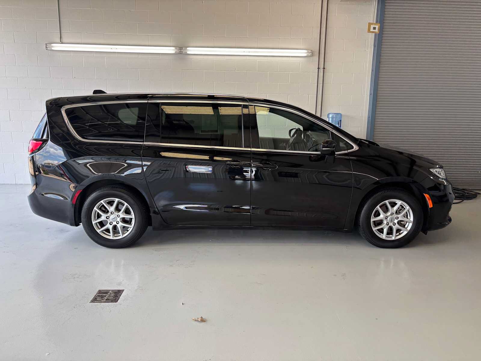 Used 2025 Chrysler Pacifica Select FWD image 5
