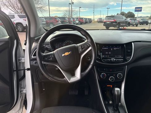 Used 2022 Chevrolet Trax LT w/ LT Convenience Package image 13