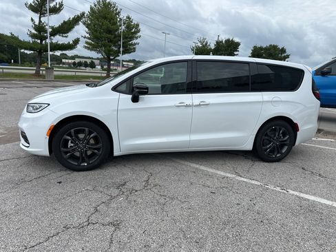 New 2026 Chrysler Pacifica Select image 15