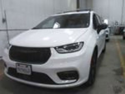 Used 2025 Chrysler Pacifica Limited image 11