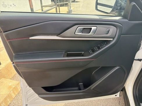 Used 2025 Ford Explorer ST-Line image 13