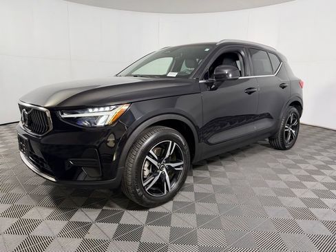 Used 2025 Volvo XC40 B5 Core image 4